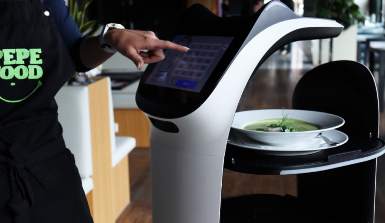 Robotická servírka Bella vás nyní obslouží i v brněnské restauraci Pepe Food & Gym
